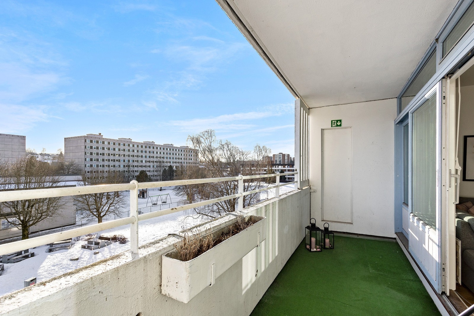 Fra stuen har man utgang til en balkong på 7 kvm - Her er det flott utsikt over nærområdet og gode solforhold Galleribilde