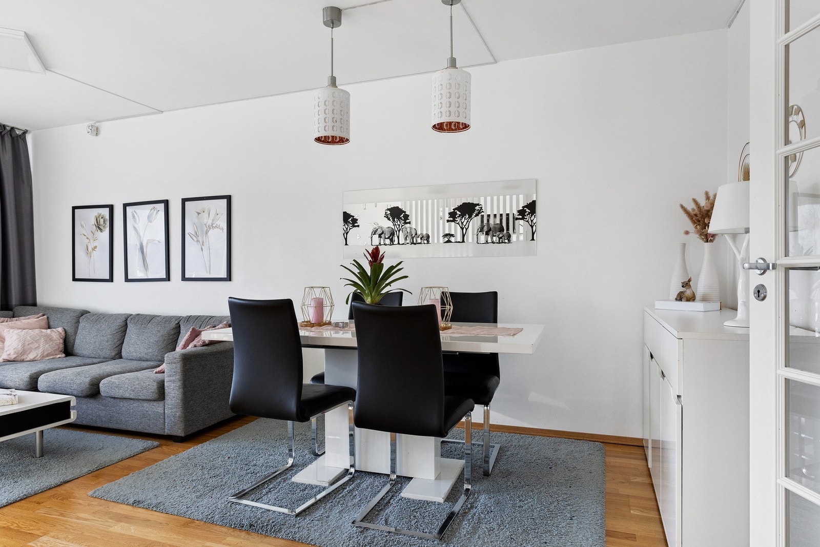 Videre er det plass til et stort spisebord hvor du kan invitere venner og familie Galleribilde
