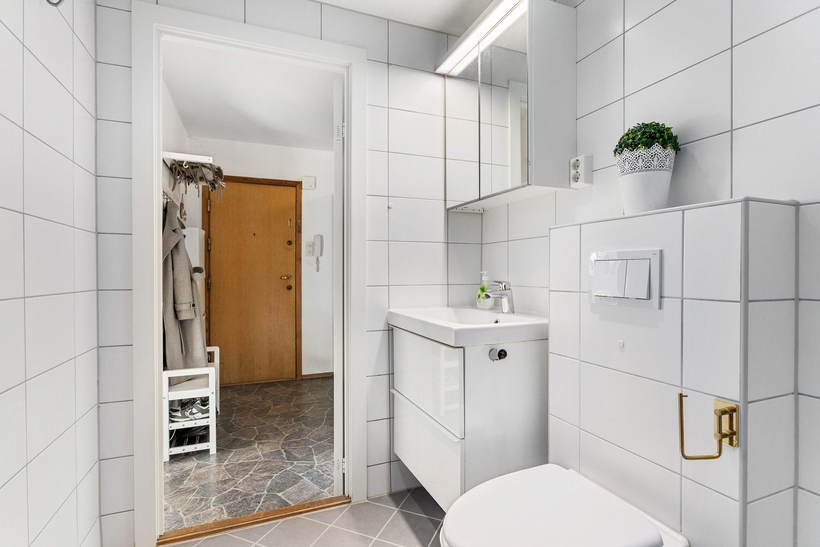 Badet i denne boligen har også et toalett. Det er det få i borettslaget som har! Galleribilde