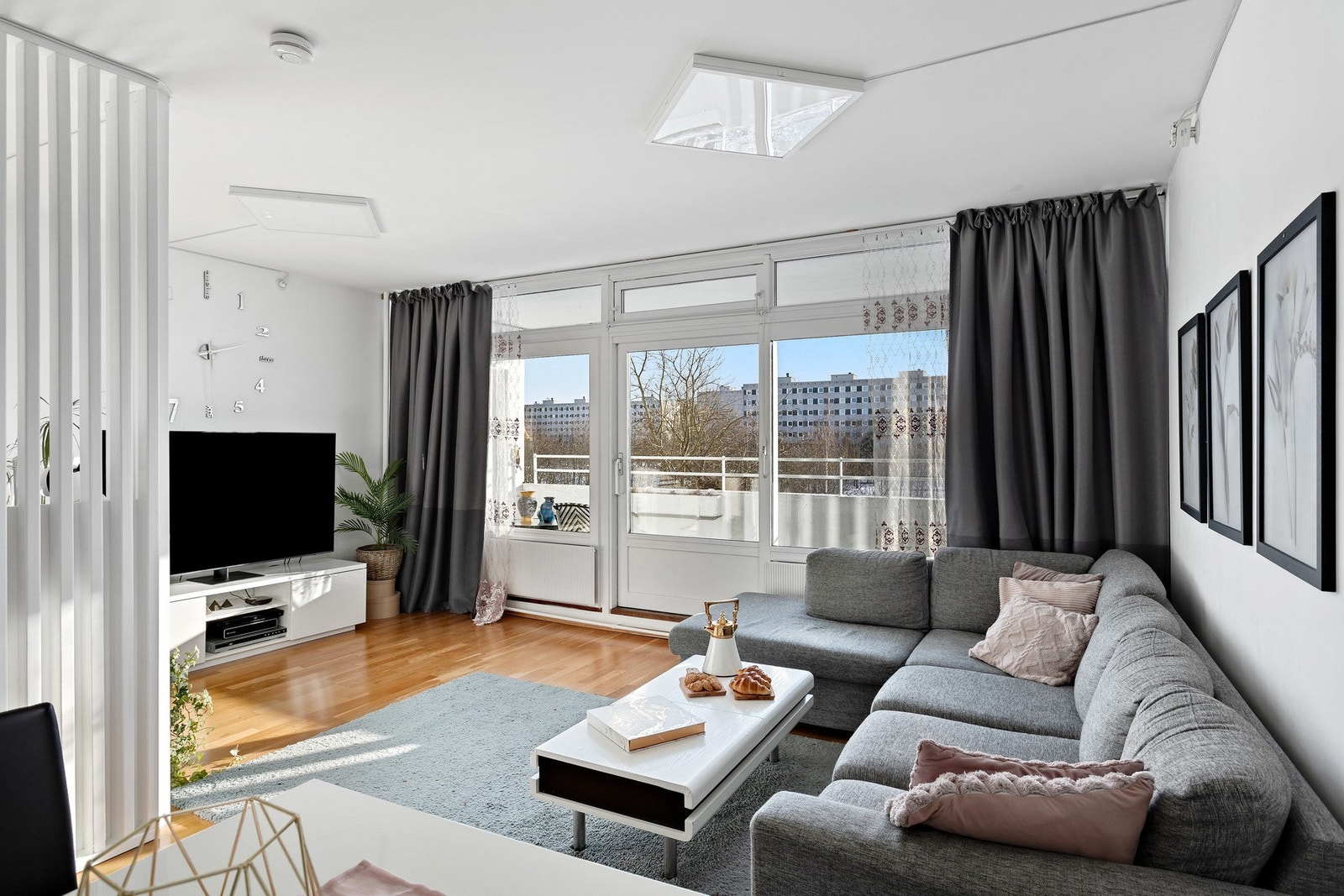 Velkommen inn i hjertet av boligen, en stor og luftig stue med god plass til møblering Galleribilde