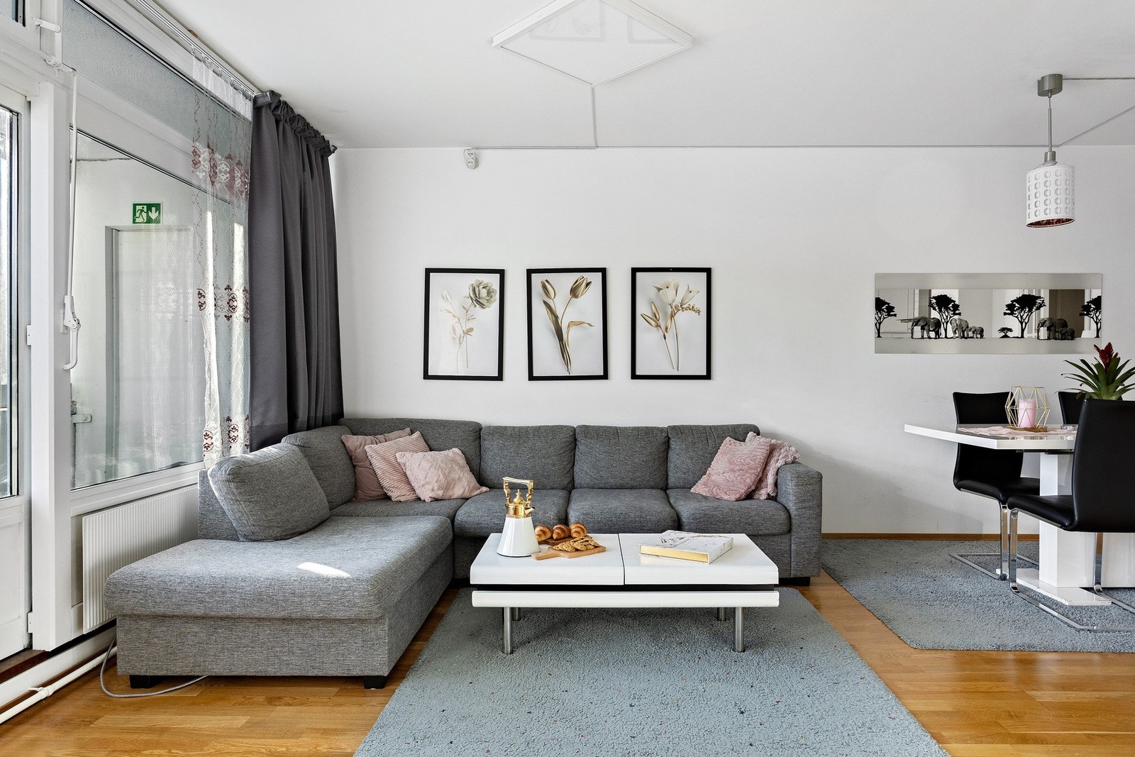 Her kan du få inn en stor hjørnesofa som har plass til mange, uten problem! Galleribilde