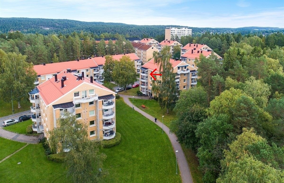 Rabben Borettslag er omkranset av flotte grøntområder med tur-, trening- og rekreasjonsmuligheter like utenfor døra, samtidig som det er kort vei til "alt" av servicefasiliteter. Galleribilde
