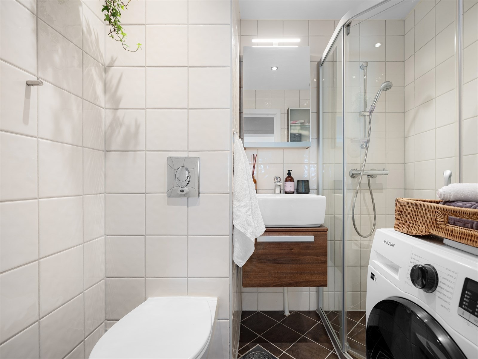 Det flislagte badet er lyst og tidsløst rehabilitert/pusset opp i 2013 i regi av borettslaget. Det er varme i gulv og opplegg for vaskemaskin t.h. Galleribilde
