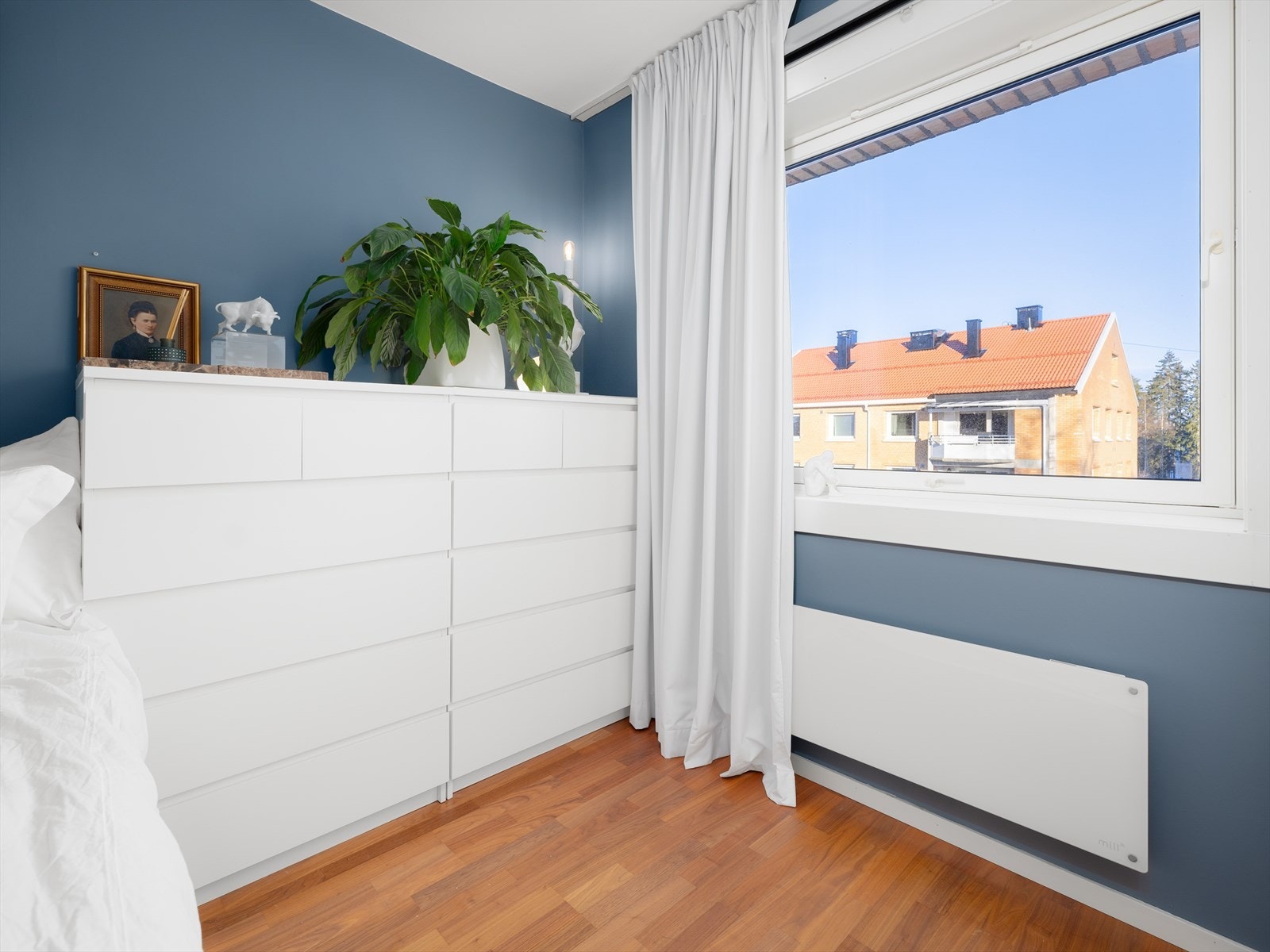 Ved siden av sengen kan man plassere kommoder, eller etablere en hjemmekontorløsning om man vil! Galleribilde
