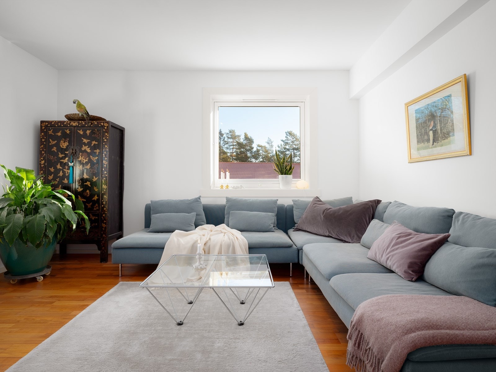 I stuen er det god plass til stor hjørnesofa, og rikelig med plass til å invitere hjem til sosiale sammenkomster. Galleribilde