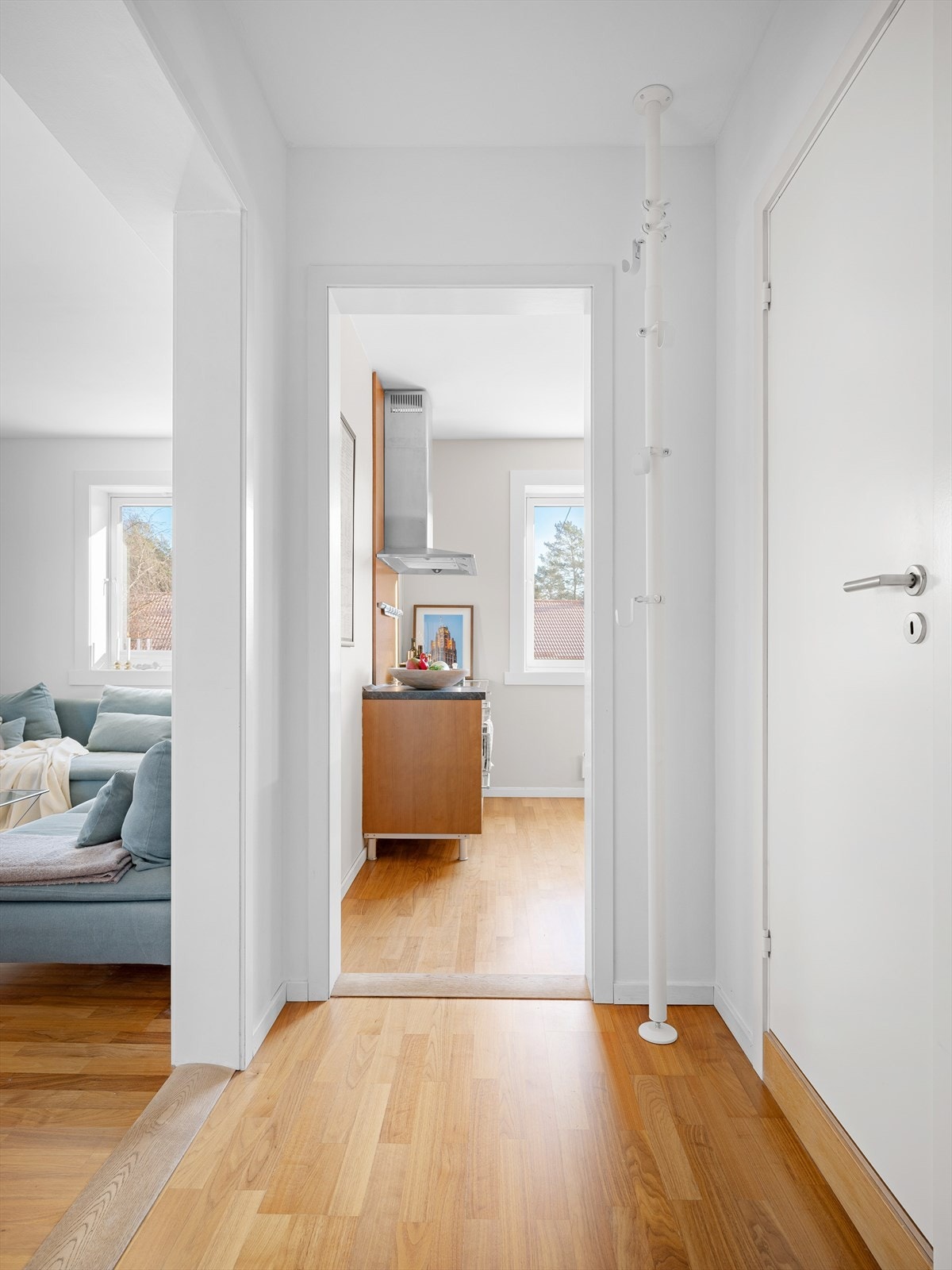 I leilighetens entré får man et lyst og hyggelig førsteinntrykk. Galleribilde