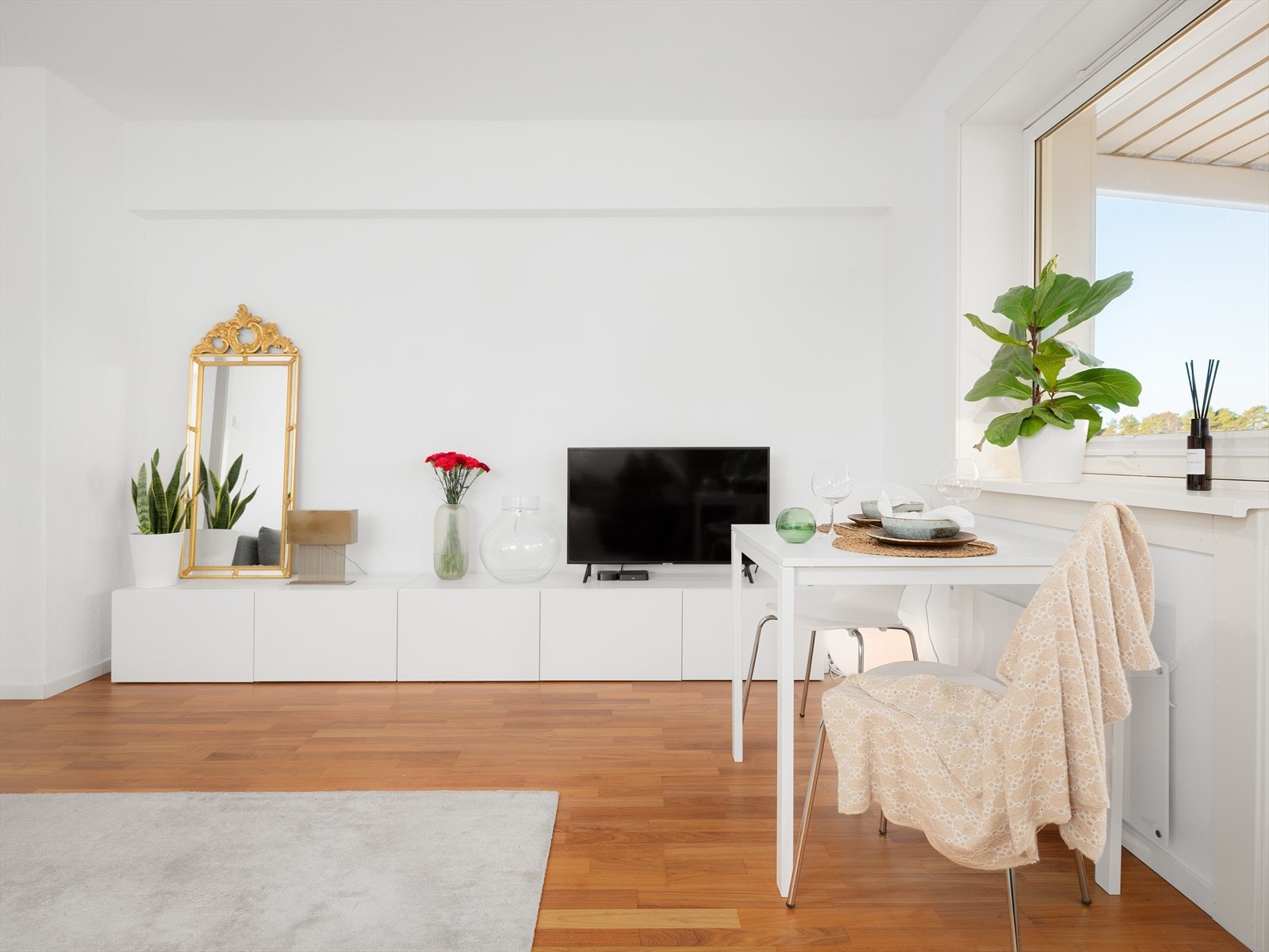 Langs sideveggen er det god plass til en TV benk og andre oppbevaringsmøbler. Det er pipeløp med mulighet for montering av peis. Galleribilde