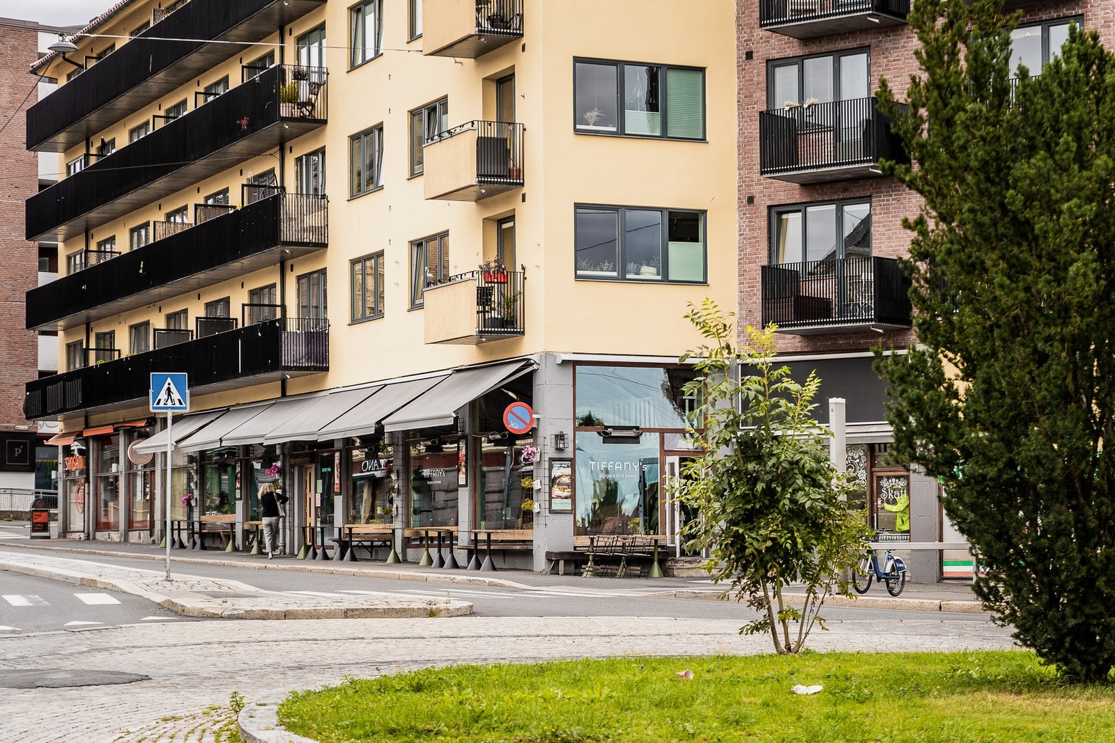 Gode restauranter og kaffebarer i nabolaget. Her fra uteserveringen på Tiffanys. Galleribilde