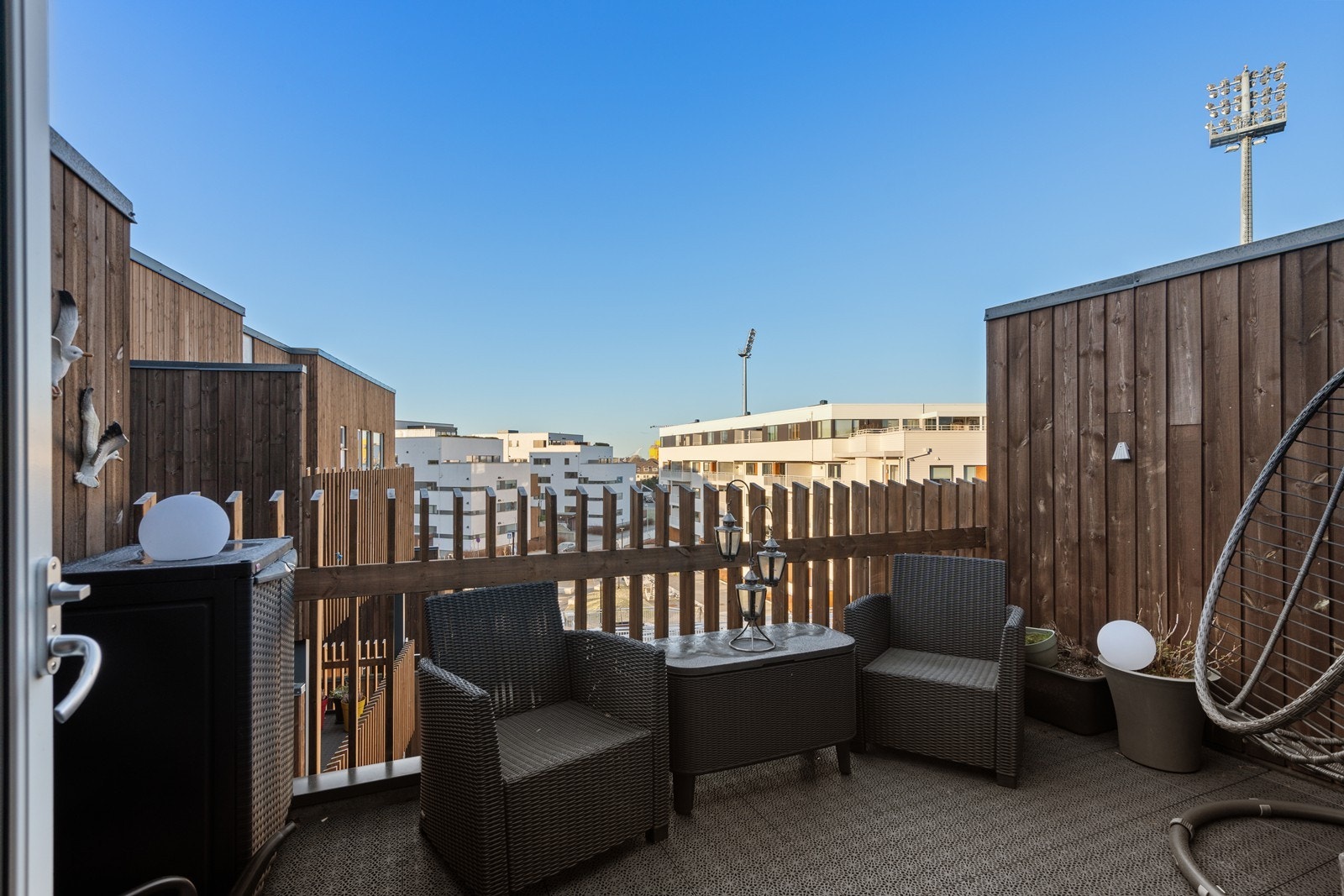 Lun og skjermet terrasse. Automatisk markise for de ekstra solrike og våte dager Galleribilde