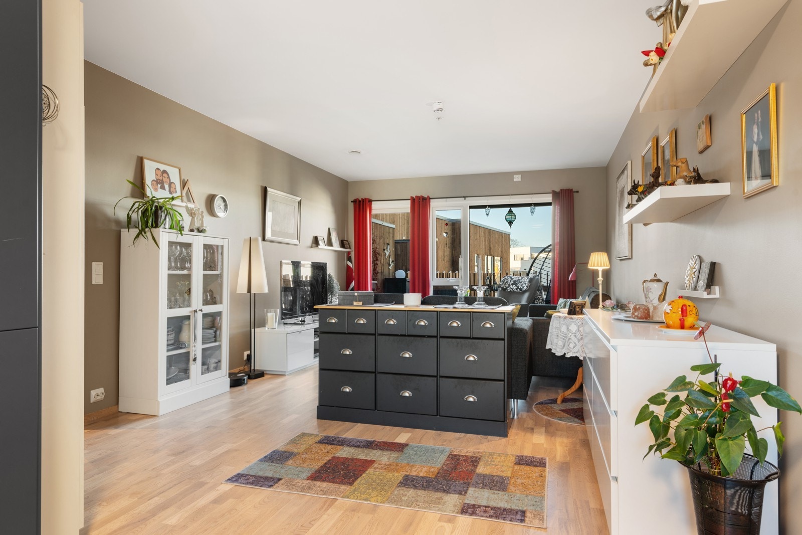 Plass til sofagruppe og spisestue Galleribilde