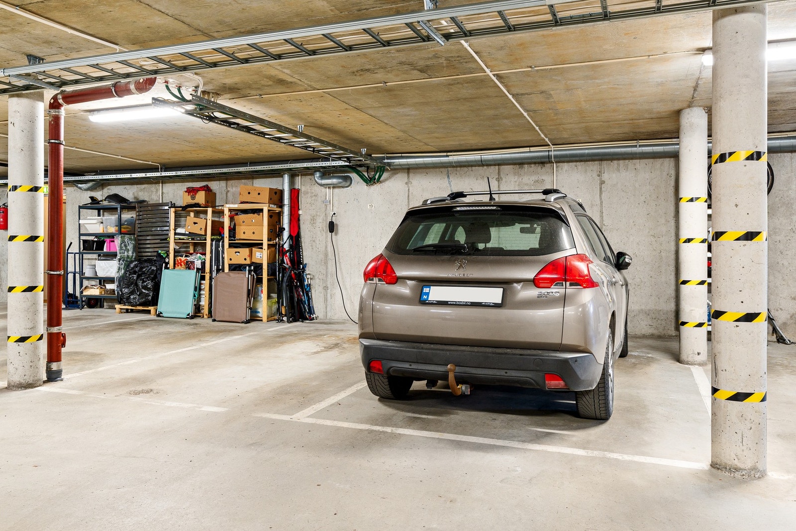 Fast parkeringsplass i byggets u.etg. - romslig plass med lademulighet Galleribilde