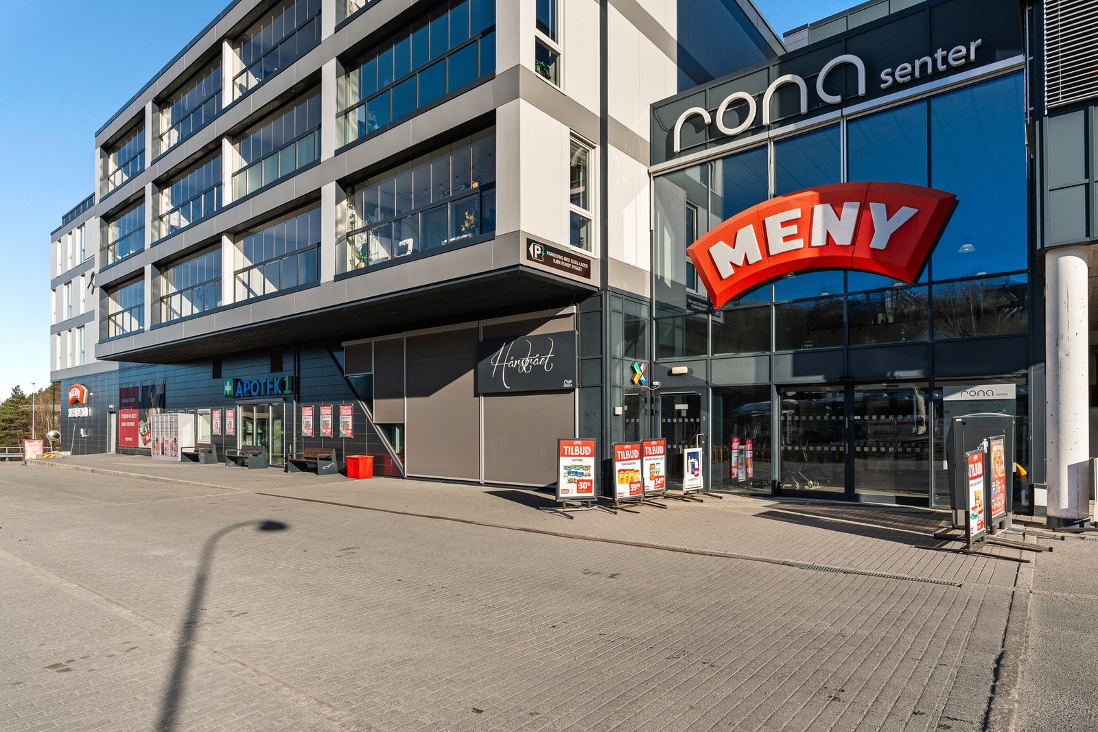 Kort gåttur til Rona Senter - her fra hovedinngangen til bygget Galleribilde