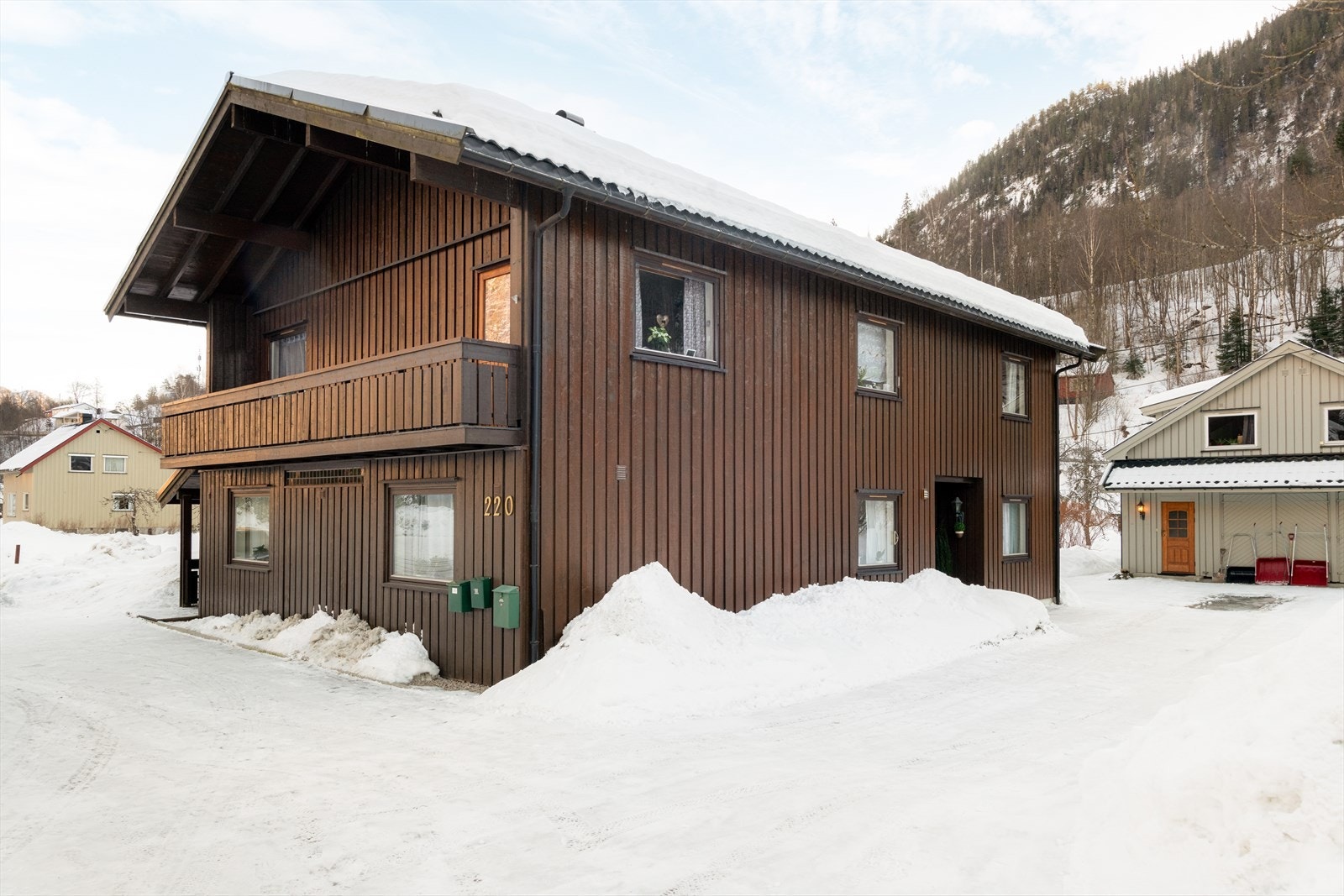 EiendomsMegler1 v/Ann Helén Jamtveit presenterer Storvegen 220 - Innholdsrik eiendom med fin og sentral beliggenhet på Dalen! Galleribilde