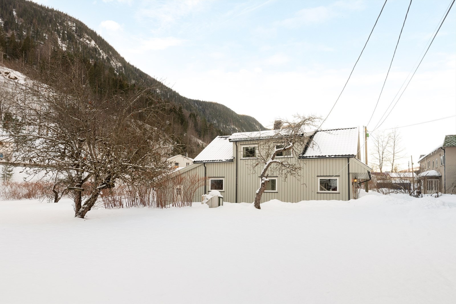 Bygningssakkyndige opplyser at den frittstående garasjebygningen ble innredet med loftsleilighet på 1940-tallet. Galleribilde