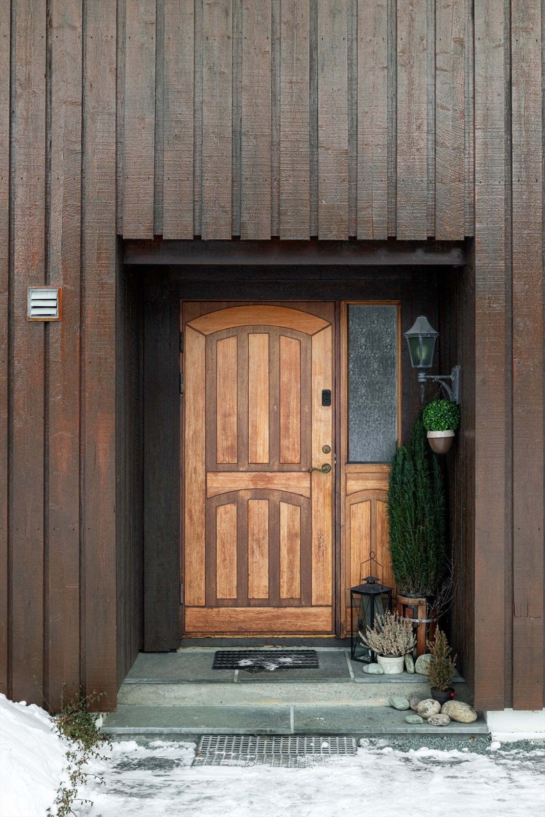 Hyggelig, overbygget inngangsparti til utleiedel i 1. etasje. Inngangspartiet ligger østvendt med direkte adkomst til gruset gårdsplass. Galleribilde