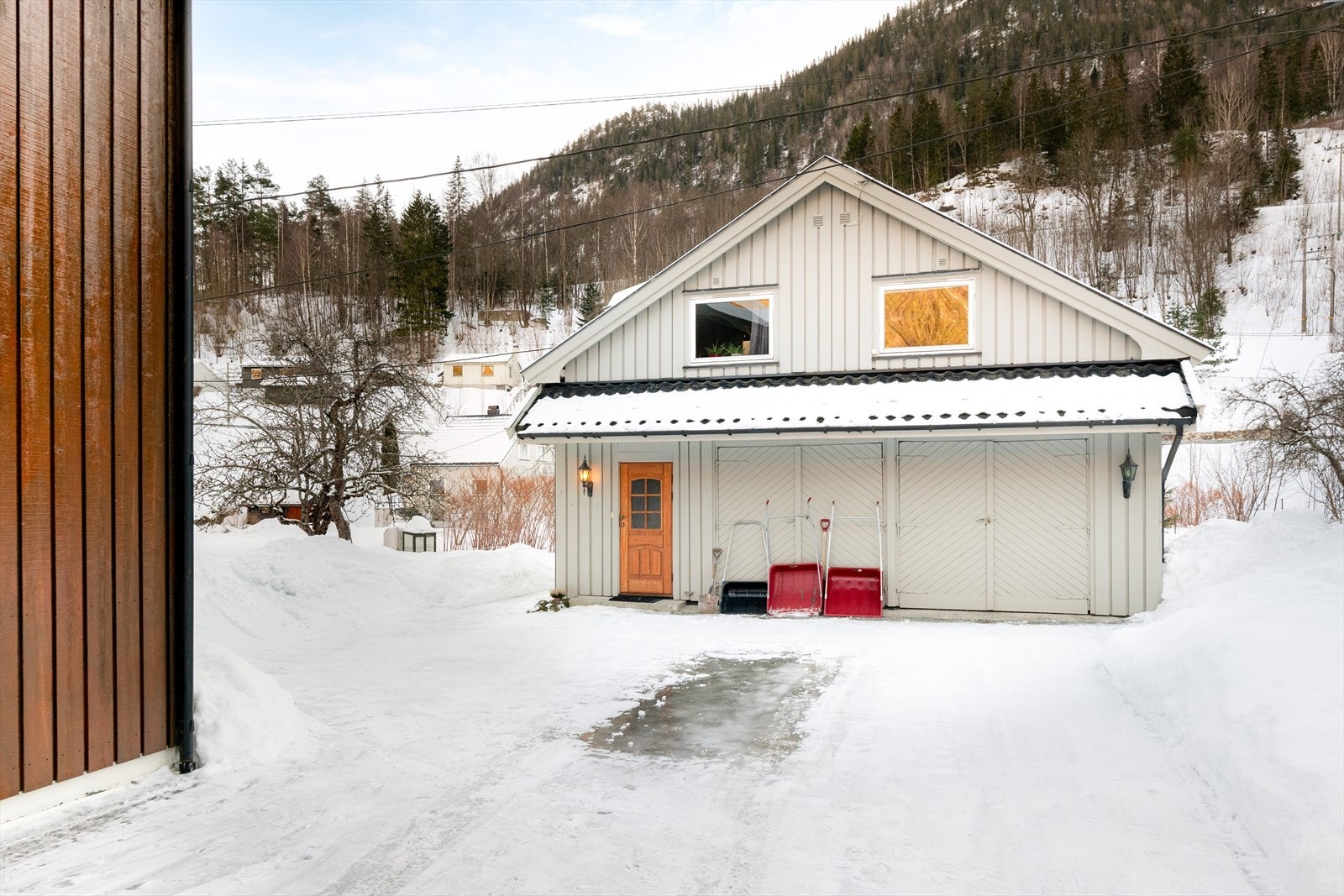 På eiendommen er det oppført en enebolig over to plan og en frittstående garasjebygning med leilighet over. Galleribilde