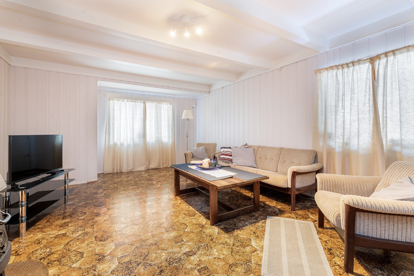 Trivelig stue av god størrelse, med lyse overflater av eldre standard og fin plass til diverse stuemøblement. Galleribilde