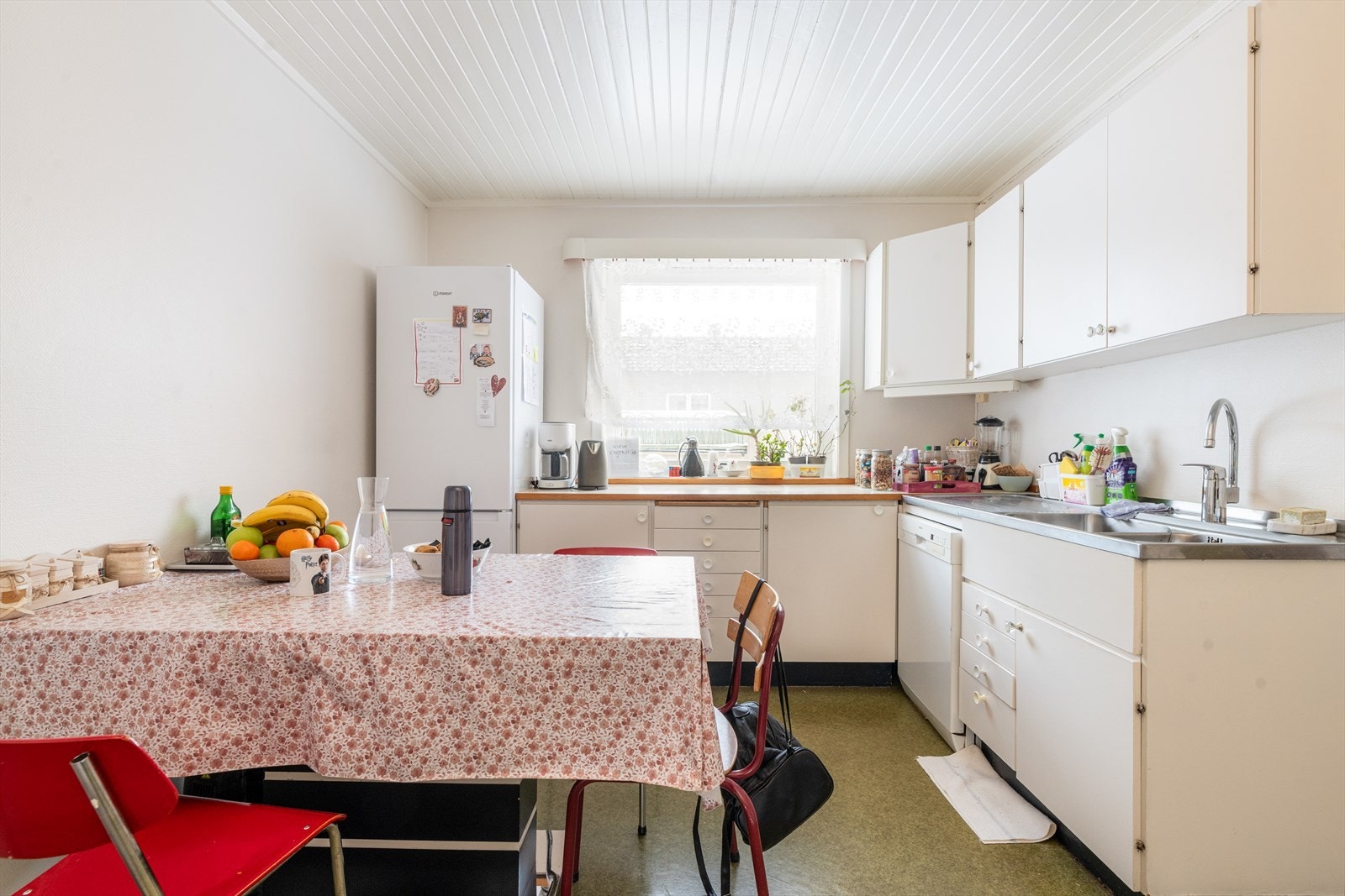 Lyst og romslig kjøkken av eldre standard, med fin plass til spisegruppe. Innredningen har godt med skapplass og fronter i glatt utførelse. Galleribilde