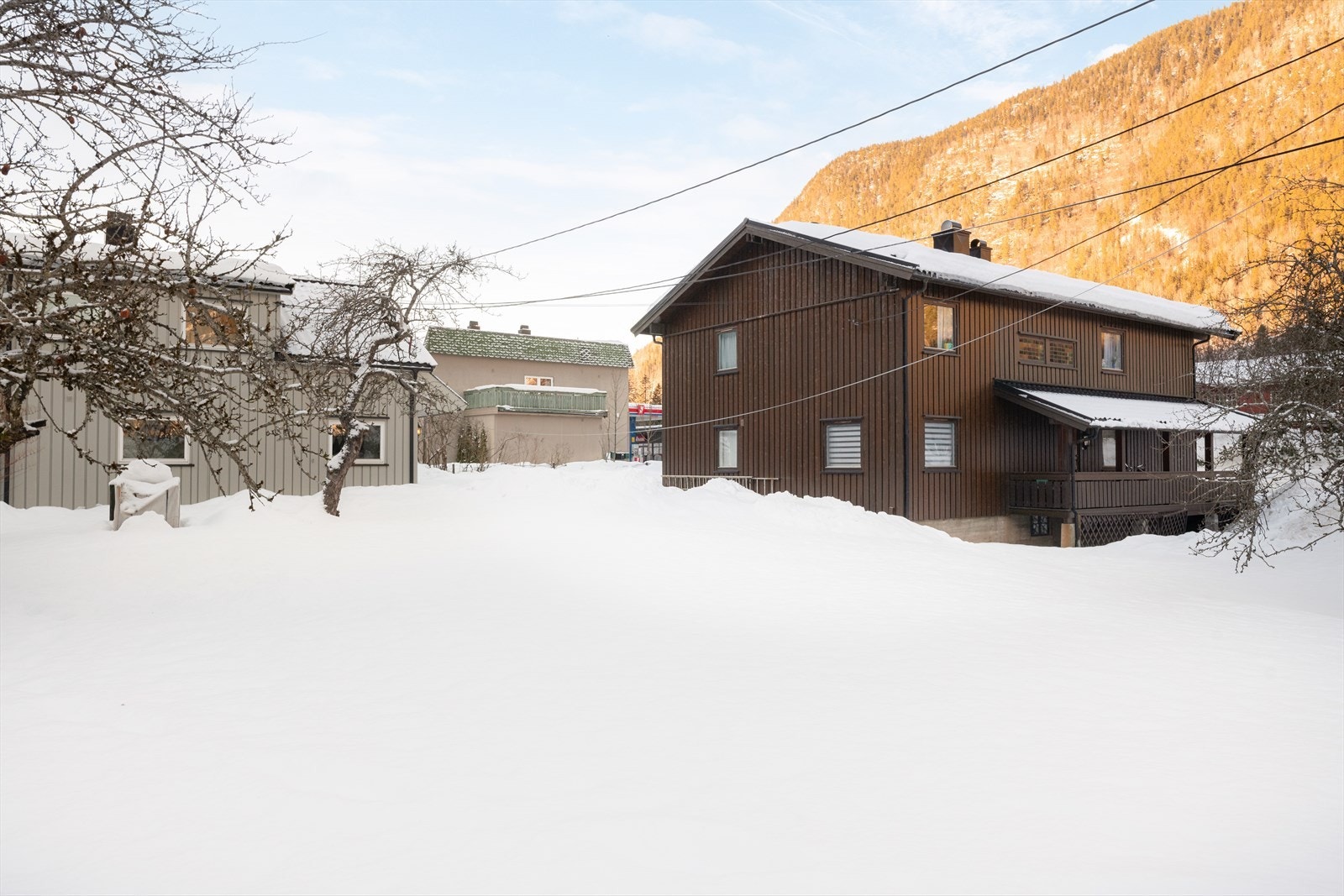 Eneboligen leies i dag ut i sin helhet, som to utleiedeler. Leilighet over garasjen leies også ut. Eiendommen selges med tre løpende leiekontrakter. Galleribilde