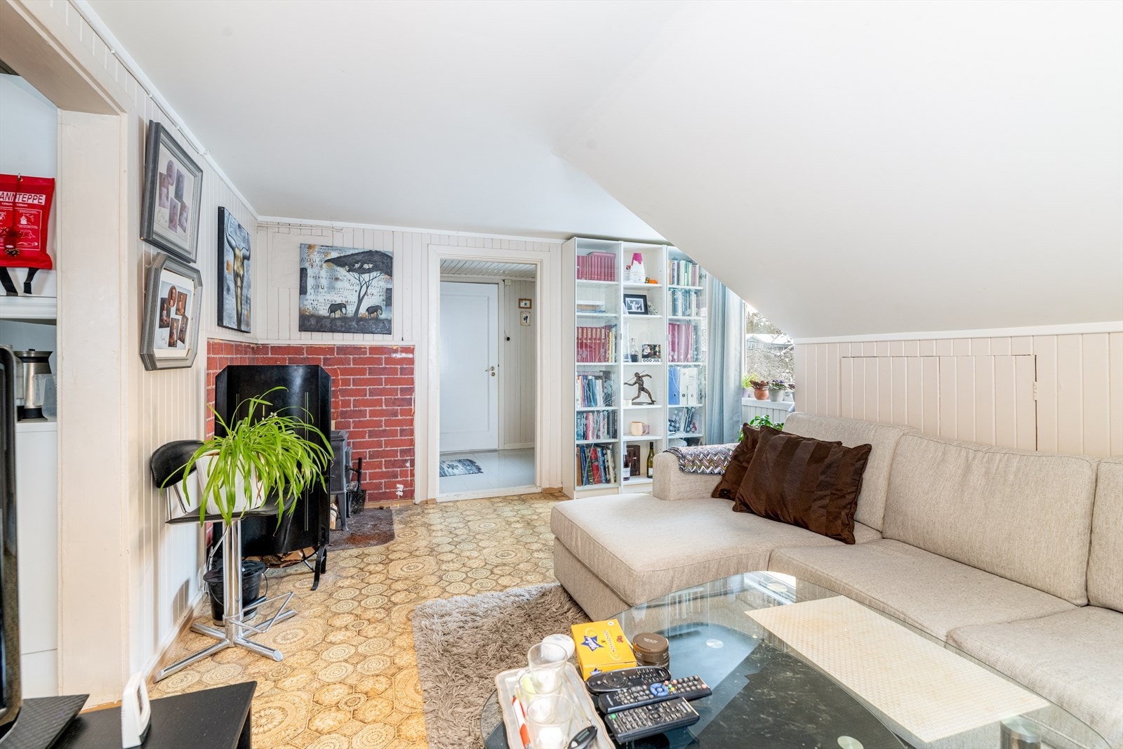 I stuen er det også etablert ildsted, med eldre vedovn, som sørger for lun og god varme vinterstid. Galleribilde