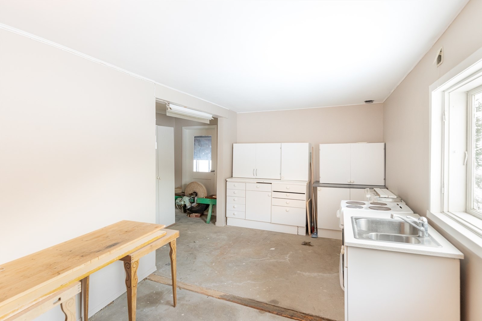 Bygningssakkyndige bemerker i tilstandsrapport at det er ukjent brannskille mellom garasjedel og leilighet i garasjen. Galleribilde