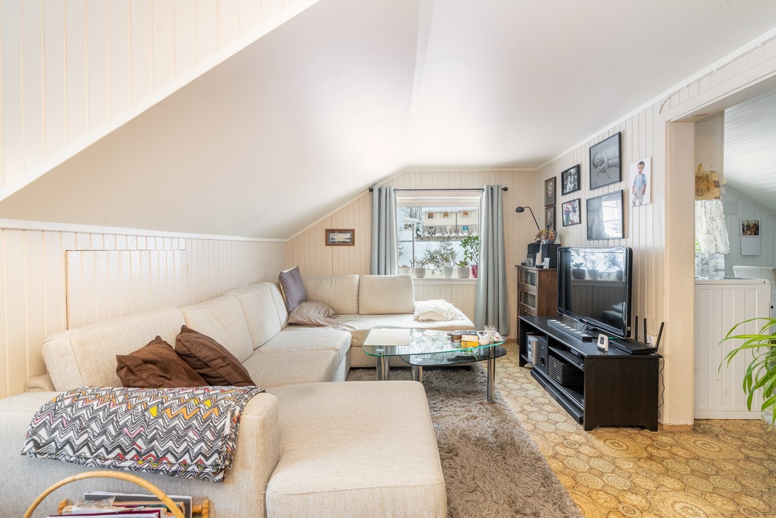 Hyggelig stue med lyse overflater av eldre standard, gode vindusflater og fin plass til diverse stuemøblement. Galleribilde