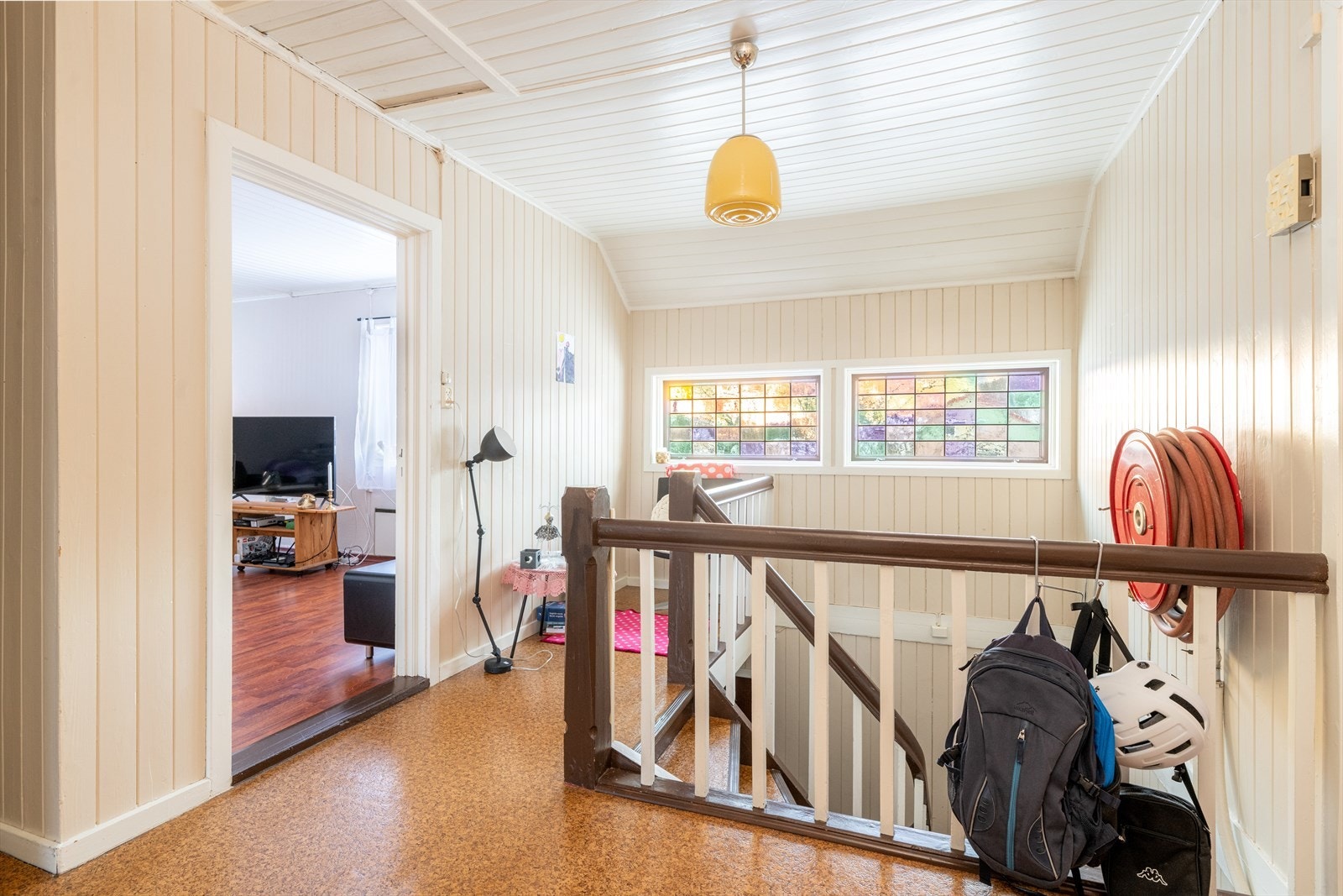 Utleiedel i 2. etasje har egen entré i 1. etasje, med trapp til lys og romslig trappegang i 2. etasje. Galleribilde