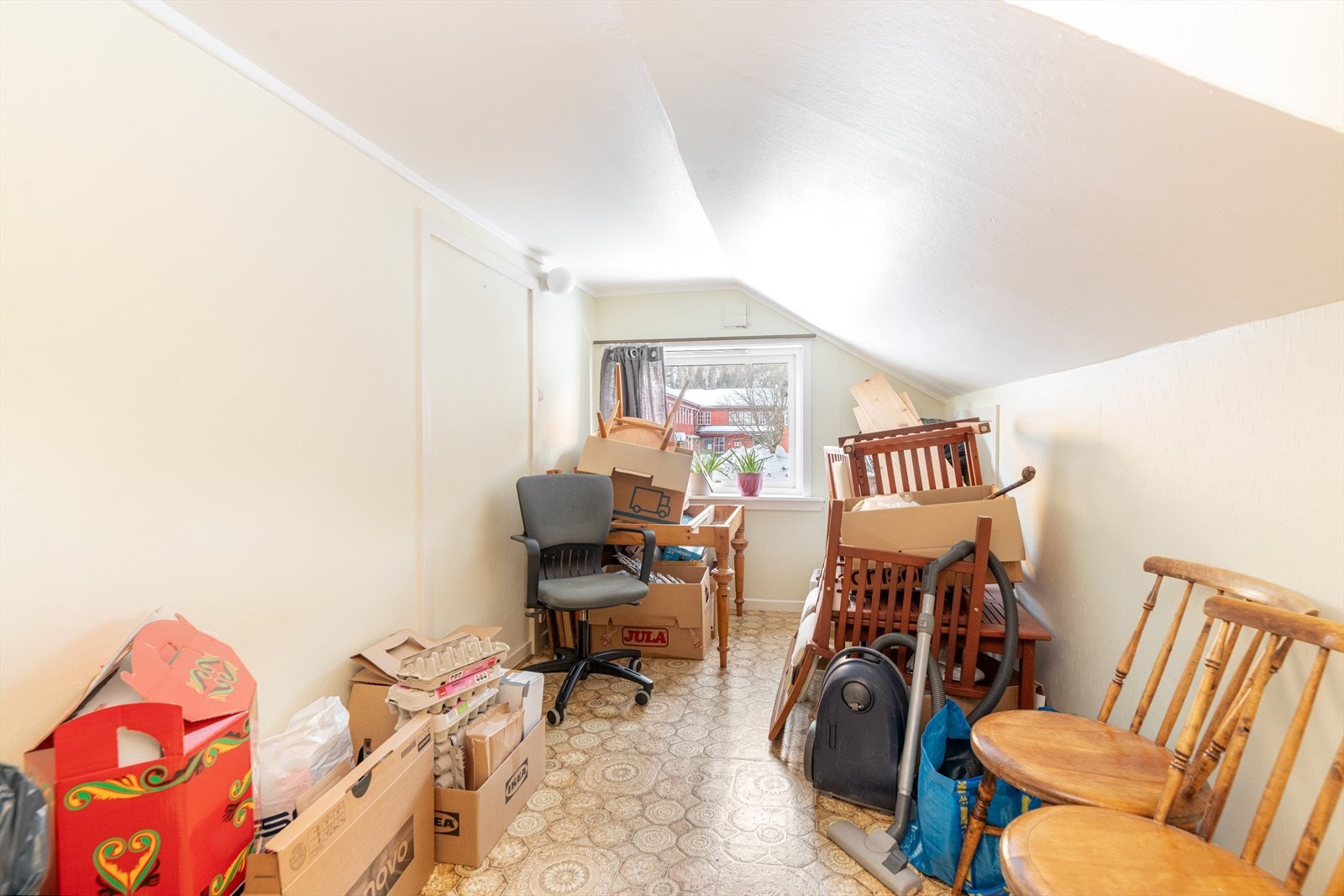 Det andre soverommet i 2. etasje er lyst og romslig. Soverommet benyttes i dag som en ekstra lagringsplass. Galleribilde