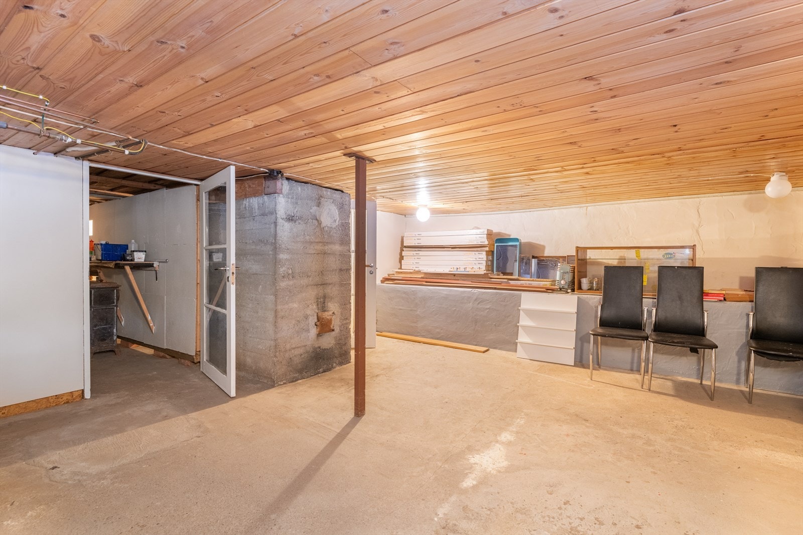 Fra utleiedel i 1. etasje er det adkomst til boligens kjeller. Kjelleretasjen består av 2 lagerrom og har lav takhøyde målt til ca. 180 cm. Galleribilde