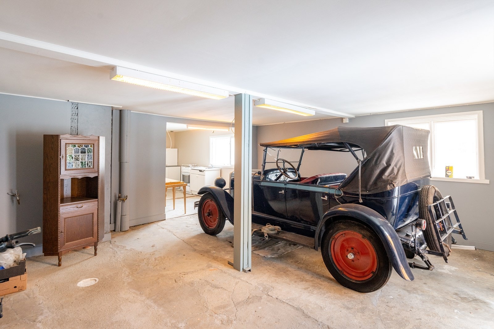 Den frittstående garasjen inneholder for øvrig dobbelgarasje med to eldre porter, teknisk rom og lagerrom, samt lagerrom/bod. Galleribilde