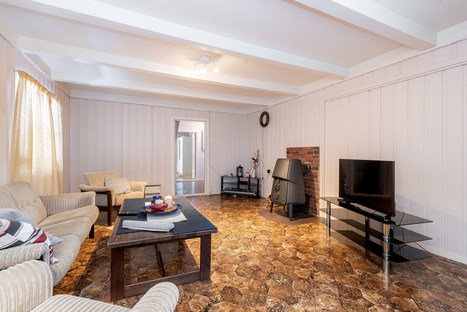 I stuen er det også etablert ildsted, med eldre vedovn, som sørger for lun og god varme vinterstid. Galleribilde