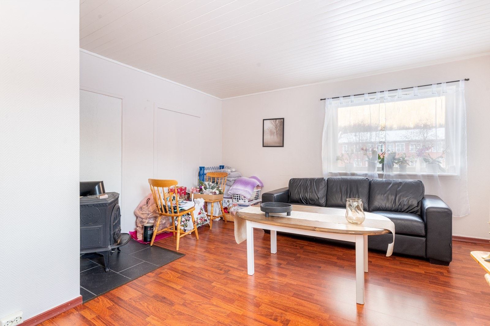 I stuen er det også etablert ildsted, med eldre vedovn, som sørger for lun og god varme vinterstid. Galleribilde