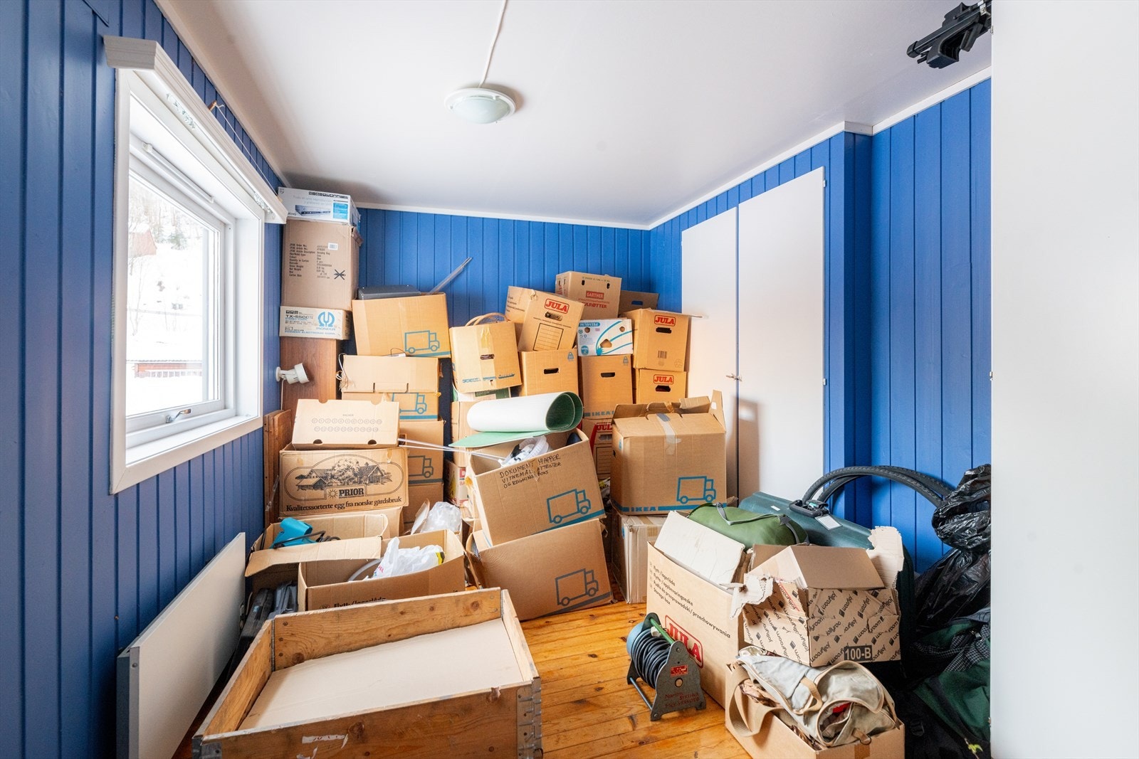 Soverommet i 1. etasje er også romslig. Soverommet benyttes i dag som en ekstra lagringsplass, og defineres av bygningssakkyndige som en bod. Galleribilde