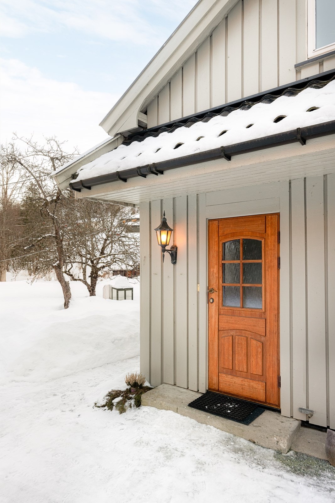 Adkomst til leiligheten er fra bakkeplan, med inngang ved siden av garasjeporter. Romslig entré i 1. etasje med trapp til 2. etasje. Galleribilde