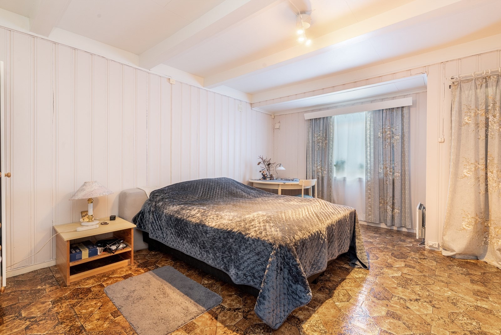 Utleiedel i 1. etasje har tre soverom. Hovedsoverommet er av god størrelse, med god plass til dobbeltseng og annet soveromsmøblement. Galleribilde