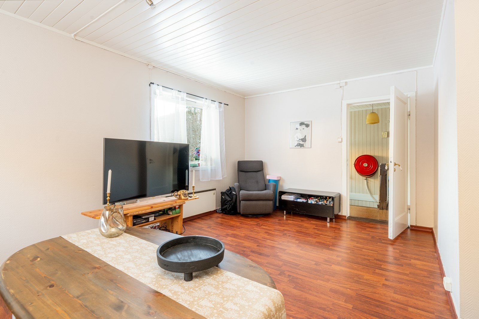 Romslig stue med lyse overflater av eldre standard, gode vindusflater og fin plass til diverse stuemøblement. Galleribilde