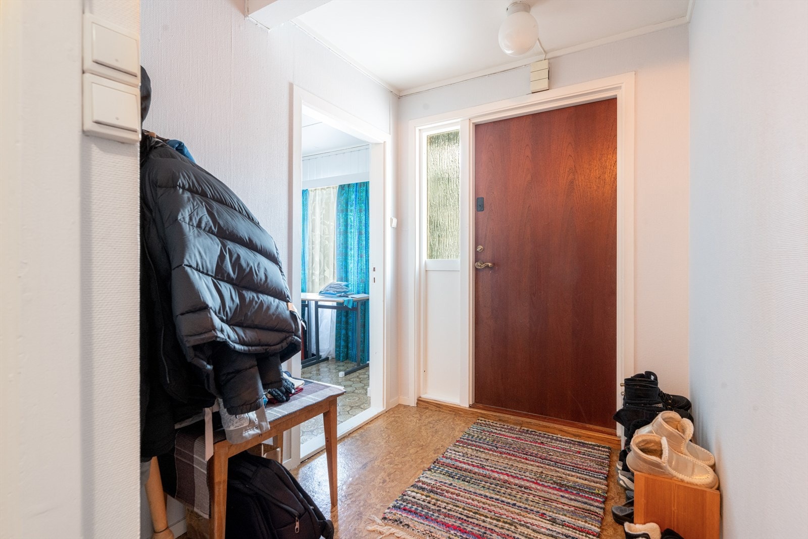 Romslig entré i 1. etasje, med fin plass til oppbevaringsmøblement for sko- og yttertøy. Galleribilde