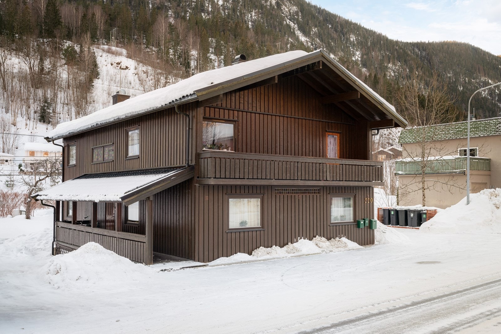 Stor og relativt flat tomt på hele 1 983,8 m² som er pent opparbeidet med stor hage og romslig, gruset gårdsplass. Galleribilde
