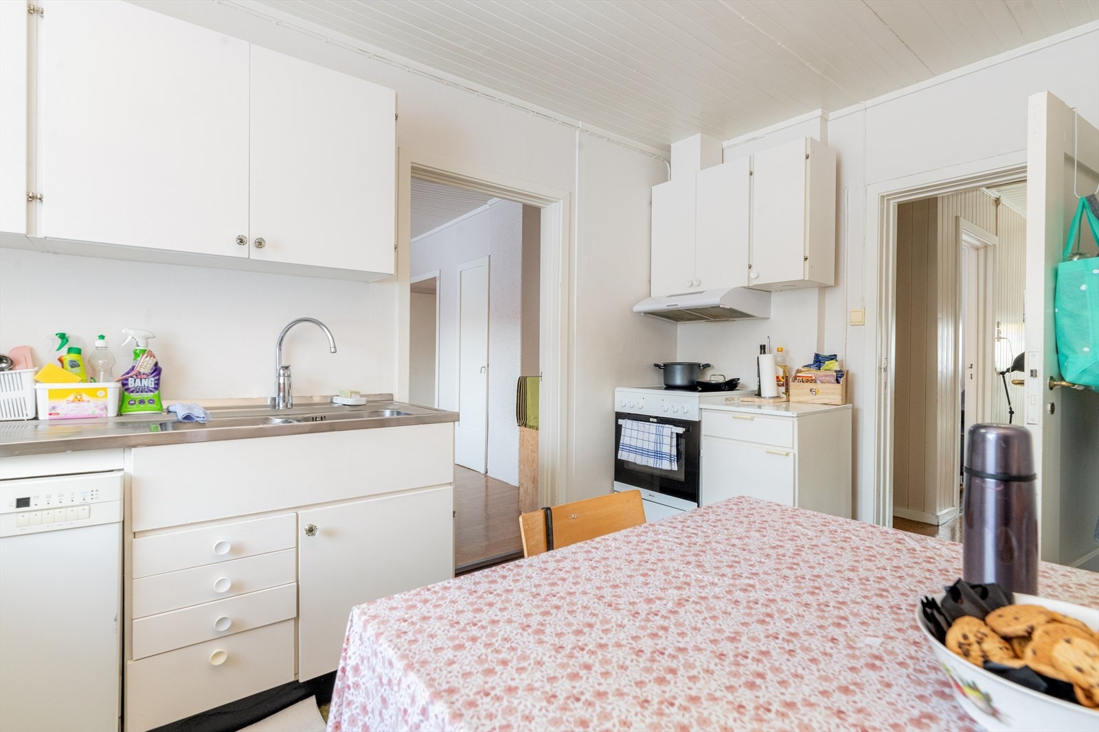 Benkeplate med god arbeidsflate og heldekkende benkebeslag i rustfritt stål. Opplegg for oppvaskmaskin og avsatt plass til frittstående hvitevarer. Galleribilde