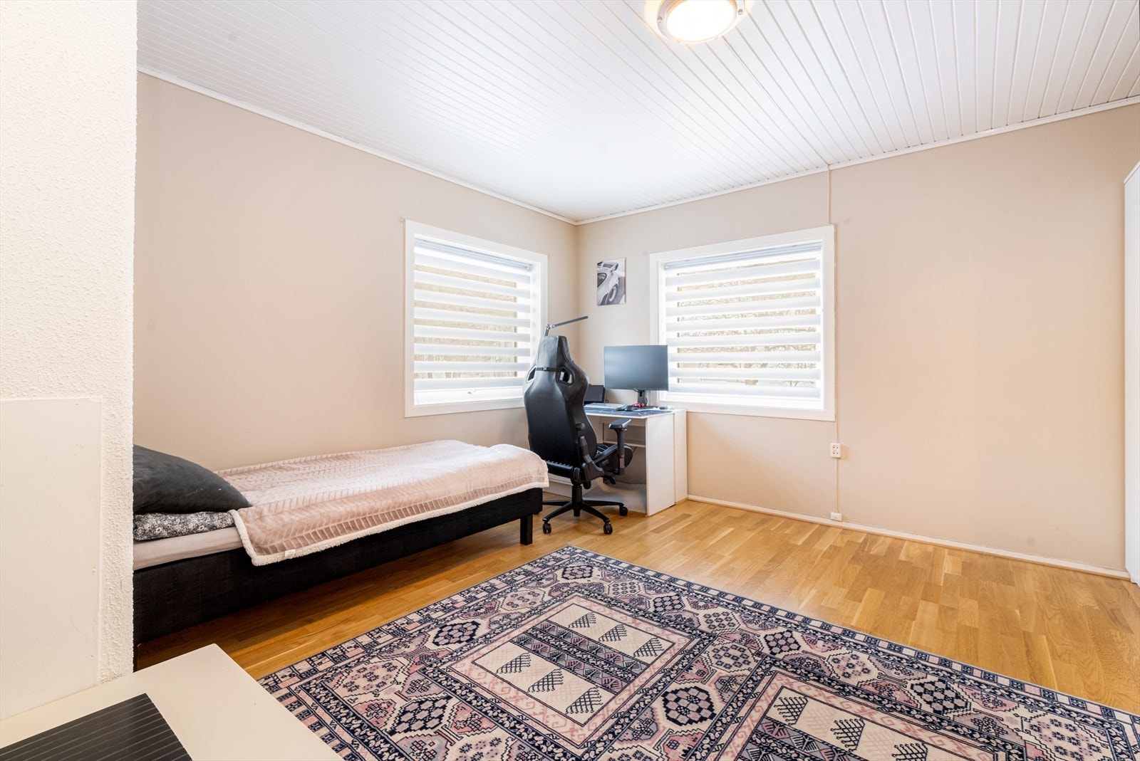 Det andre soverommet er også av god størrelse, med god plass til diverse soveromsmøblement. Galleribilde