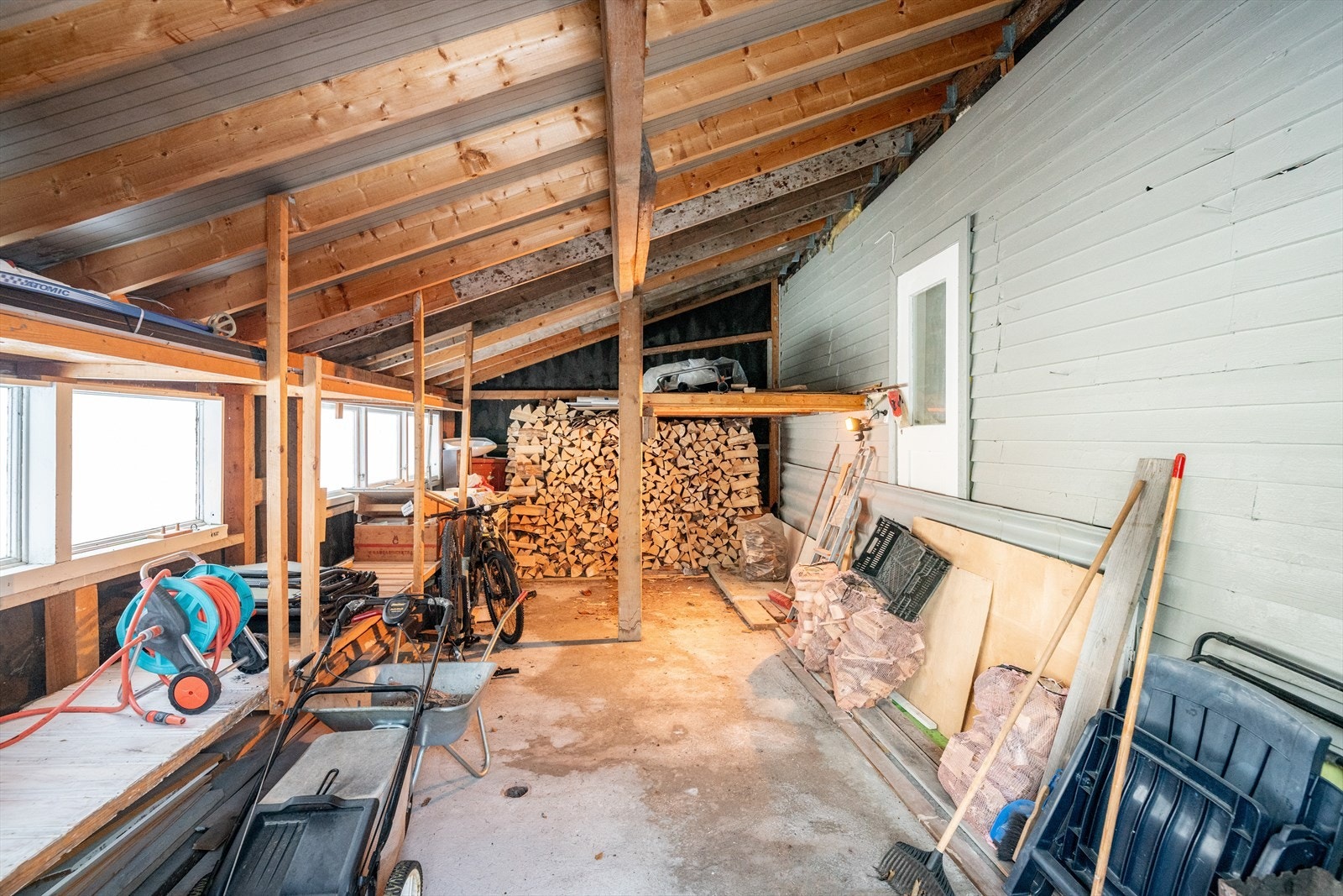 Garasjen ble tilbygget i bakkant på midten av 1980-tallet. Eiendommen har en fin og sentral beliggenhet på Åslandmoen, ved Dalen sentrum! Galleribilde