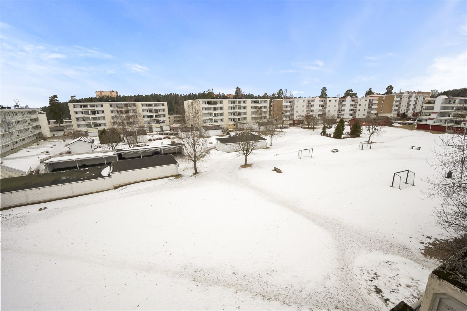 Store grøntarealer utenfor leiligheten - Her er det god boltringsplass for både store og små Galleribilde