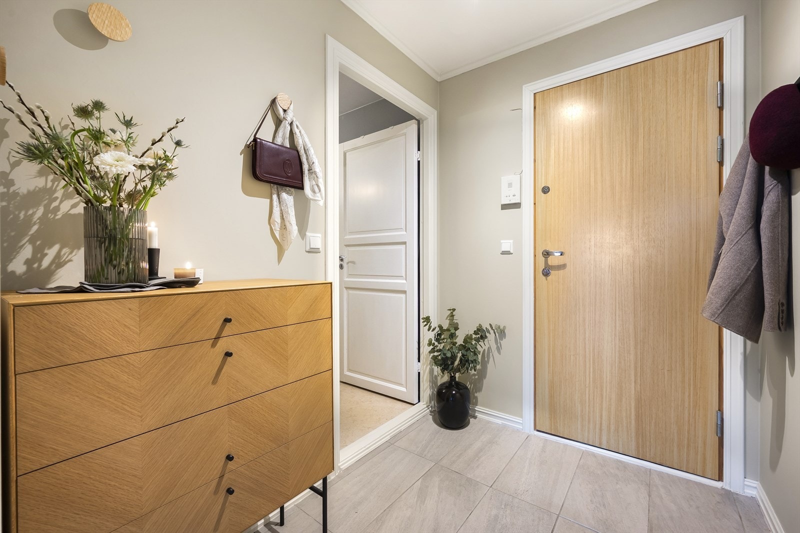 Entrè med plass til oppbevaring av sko og yttertøy. Leiligheten har en bod på balkong på ca. 2 m², samt en bod i kjeller på ca. 4 m² Galleribilde