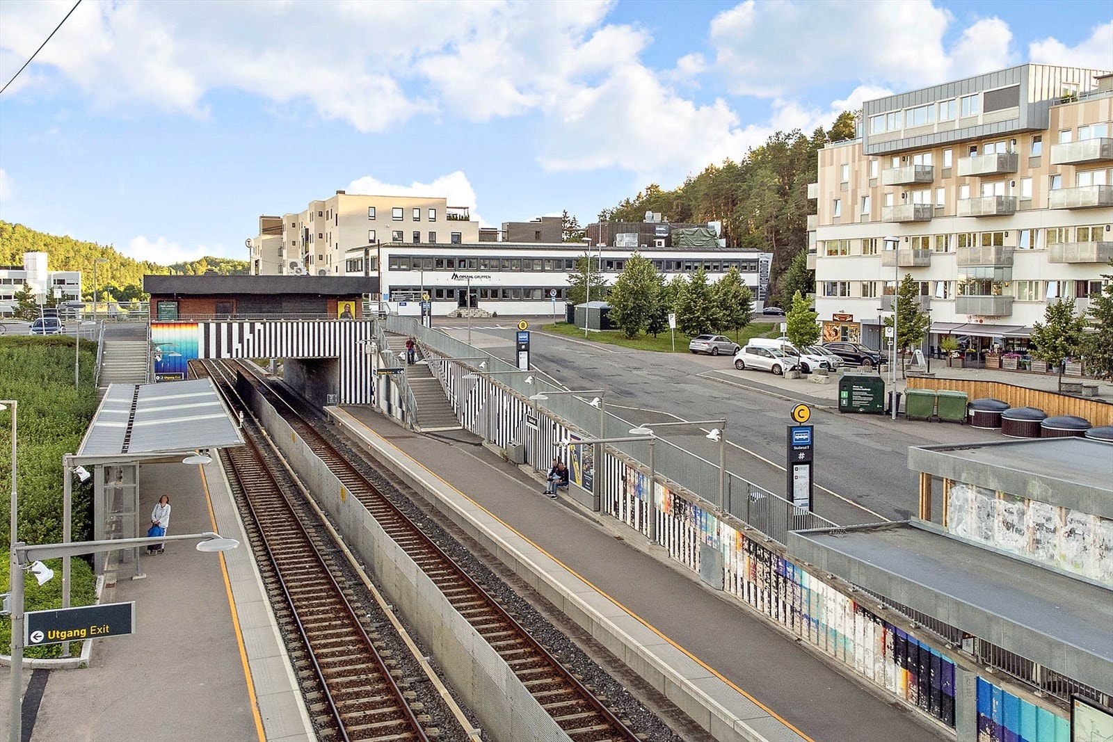 God offentlig kommunikasjon med hyppige avganger. T-banen og bussholderplassen på Skullerud er bare noen minutter unna boligen. Det går også flybuss direkte fra Skullerud til Gardemoen Galleribilde