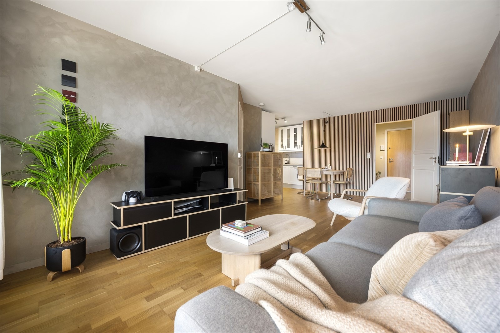I stue er det fin plass sofagruppe og tv-seksjon Galleribilde