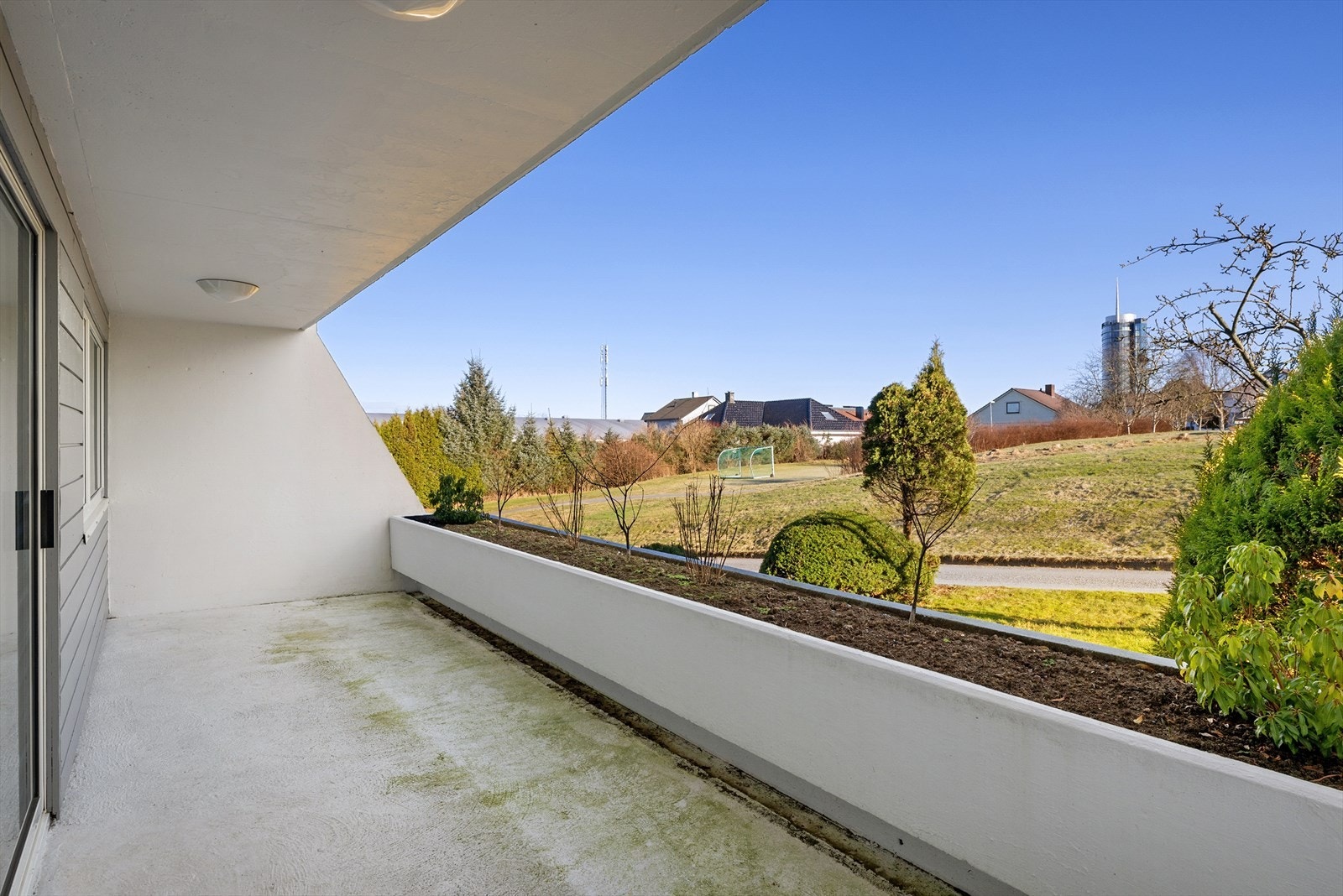 Balkongen måler 15 m² og er vendt ut mot friområde. Morgen- og formiddagssol. Galleribilde