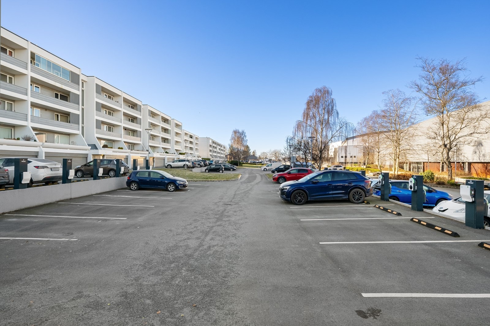 Stor utvendig felles parkeringsplass, og flere elbilladere. Borettslaget har garasjer som leies ut etter lister. Galleribilde