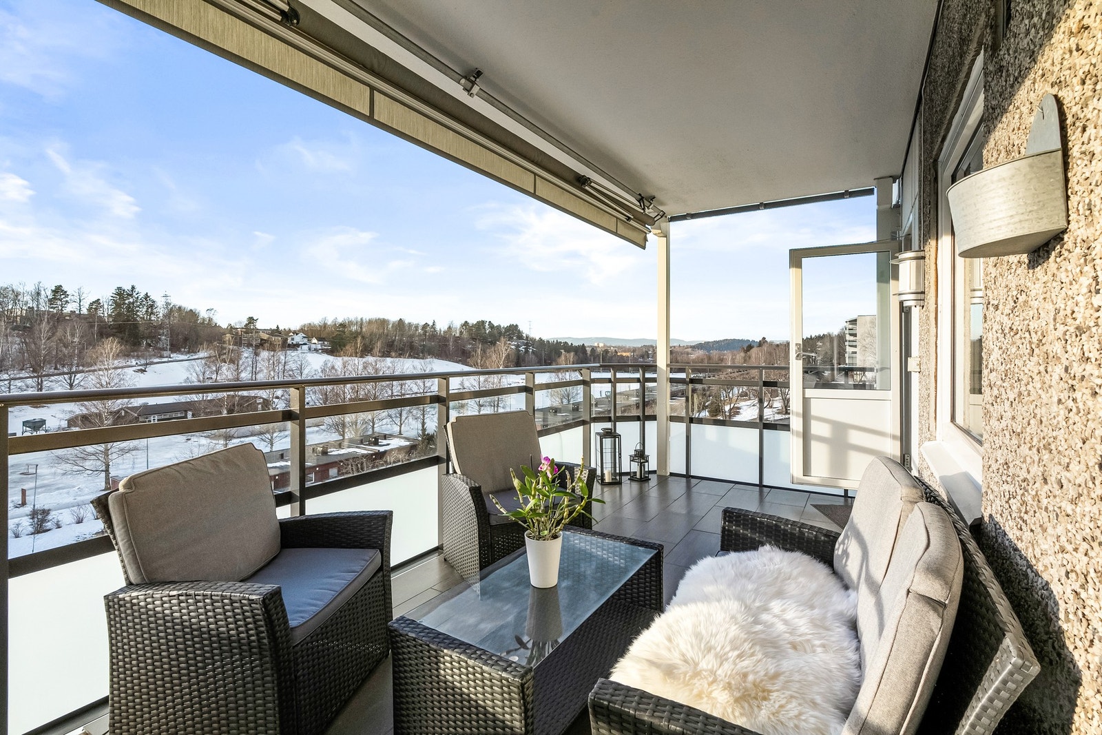 Fra stuen er det utgang til en solrik vestvendt balkong på ca. 13 m². Galleribilde