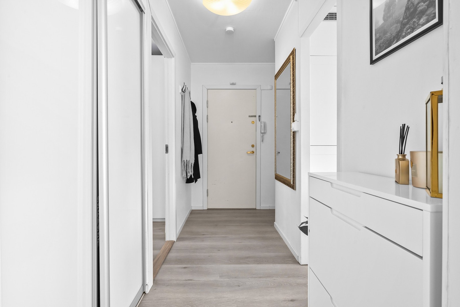 Du ønskes velkommen inn i en hyggelig entré med lagringsmuligheter i egen nisje med skyvedør. Galleribilde