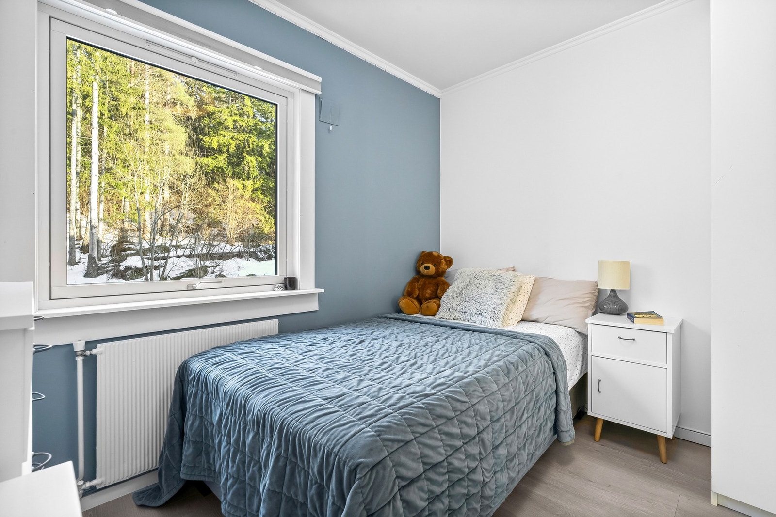 Både hovedsoverom og soverom 2 ligger vendt mot rolig skogholt. Galleribilde